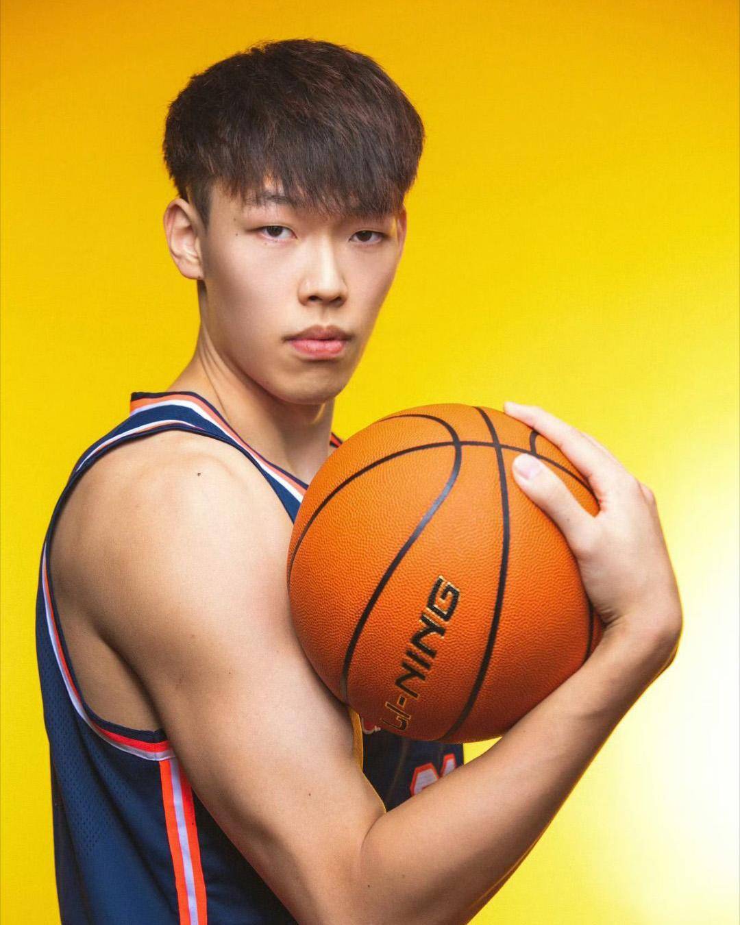 转折点广东宏远远射贴柱；亚冠今晨攻防权衡；气氛紧张；团队化学反应显著(广东第四外援最新消息)